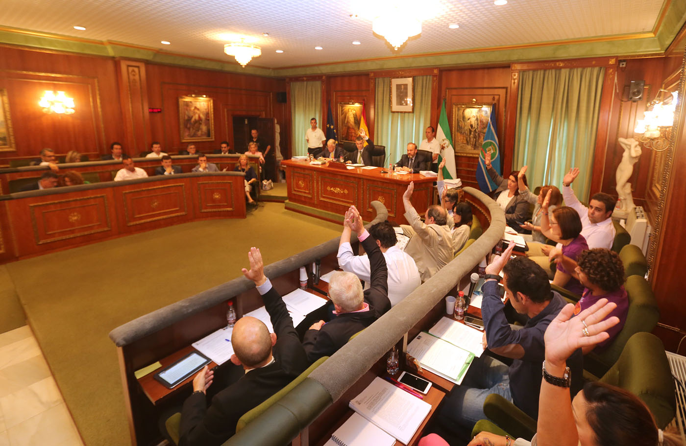 El Ayuntamiento aprueba iniciar el procedimiento para nombrar hijos adoptivos de Marbella a Manolo Santana, Vicente del Bosque y Sergio Scariolo